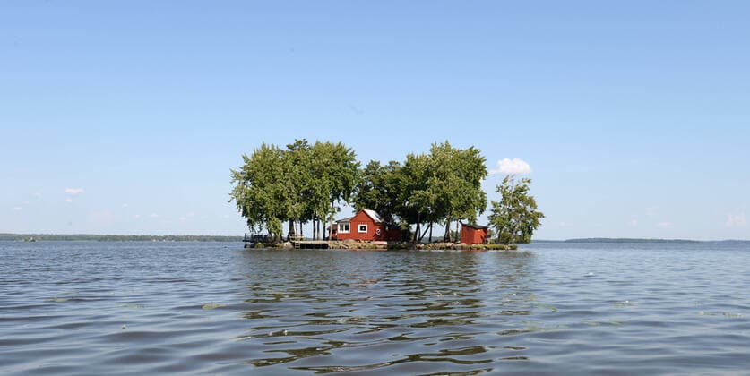 Summerhouse with a great sea view on the tiny island Farstun in Lake Malaren near Kungsor, Sweden, August 19, 2020. KUNGSÖR Sweden x4373x *** Summerhouse with a great sea view on the tiny island Farstun in Lake Malaren near Kungsor, Sweden, August 19, 2020 KUNGSÖR Sweden x4373x,  Copyright: xConnyxSillén TTx SUMMER HOUSE WITH SEAVIEW