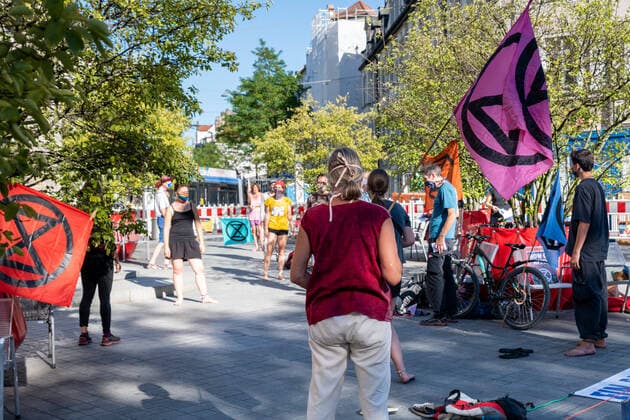 Aktivisten von Extinction Rebellion veranstalten einen Die-In am Pasinger Marienplatz. Sie protestieren damit gegen den drohenden Klimawandel und die damit einhergehende Untätigkeit der Politiker. Am Heutigen Tag treffen sich Greta Thunberg und Luise Neubauer und weitere Aktivist:innen in Berlin mit der Kanzlerin. *** Activists from Extinction Rebellion are organising a meeting of the In am Pasinger Marienplatz to protest against the threat of climate change and the inactivity of politicians that goes hand in hand with it Today, Greta Thunberg and Luise Neubauer and other activists are meeting with the Chancellor in Berlin , Copyright: xThomasxVonier