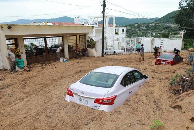 Photograph of two cars trapped in the ground after heavy rains in the Acapulco resort, in the state of Guerrero, Mexico, 20 August 2020. Cyclone Genevieve decreased this Thursday to a tropical storm from a category 1 hurricane, but it will continue its displacement in the Mexican Pacific parallel to the Baja California Peninsula, which remains on alert. EFE David Guzman Genevieve decreases to tropical storm but alert persists in Baja California !ACHTUNG: NUR REDAKTIONELLE NUTZUNG!  Copyright: xDavidxGuzmánx MEX5890 20200821-637335659724613812