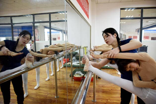 IMAGO Creative: Lokalhelden - Jugendsportbildung Cai Yiyi, 24, is a graduate student at Wuhan University of Technology. In September 2018, she became a western volunteer as a volunteer in Longli County, Qiannan Buyi and Miao Autonomous Prefecture, Guizhou Province. Since supporting education, Cai Xiyi has given full play to her special skills and has volunteered to take dance classes for more than 70 little girls in Endeavour Community Seventh Primary School, a centralized settlement for poverty alleviation and relocation in Longli County. With her patient guidance and companionship, these children from the zero dance foundation in remote mountain villages, the basic dance movements have been greatly improved, and some originally introverted girls have also become lively and cheerful th  626464969239167166