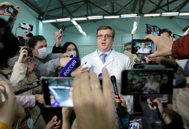Bilder des Jahres 2020, News 08 August News Themen der Woche KW34 News Bilder des Tages OMSK, RUSSIA - AUGUST 21, 2020: Alexander Murakhovsky, Head Physician of Omsk Ambulance Hospital No 1, talks to journalists outside Omsk Ambulance Hospital No 1 where Russian opposition Alexei Navalny activist is staying. Navalny felt bad during his flight from Tomsk to Moscow and was hospitalised in a suspected poisoning after his flight s emergency landing. Yevgeny Sofiychuk TASS  TS0E40F7
