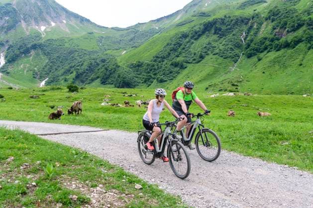 Gemeinsam unterwegs im Gebirge mit dem E-Bike Leicht und locker im Gebirge radeln mit elektrischer Unterstützung Radfahren im Gebirge mit dem Pedelec Oberstdorf Oytal Bayern Deutschland