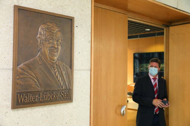 News Bilder des Tages Zum Gedenken an dem am 2. Juni 2019 mutmasslich von einem Rechtsextremisten ermordeten Kasseler Regierungspraesidenten Walter Luebcke (Lübcke) wurde am Freitag (21.08.2020) vor dem grossen Sitzungssaal eine Bronzetafel mit dem Konterfei des Verstorbenen enthuellt, die der aus Afghanistan stammende Kuenstler Berahna Massoum geschaffen hat. Zugleich wurde der Saal in Walter-Luebcke-Saal umbenannt. (Siehe epd-Meldung vom 21.08.2020) Bronzetafel erinnert an Walter Luebcke