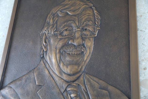 Zum Gedenken an dem am 2. Juni 2019 mutmasslich von einem Rechtsextremisten ermordeten Kasseler Regierungspraesidenten Walter Luebcke (Lübcke) wurde am Freitag (21.08.2020) vor dem grossen Sitzungssaal eine Bronzetafel mit dem Konterfei des Verstorbenen enthuellt, die der aus Afghanistan stammende Kuenstler Berahna Massoum geschaffen hat. Zugleich wurde der Saal in Walter-Luebcke-Saal umbenannt. (Siehe epd-Meldung vom 21.08.2020) Bronzetafel erinnert an Walter Luebcke
