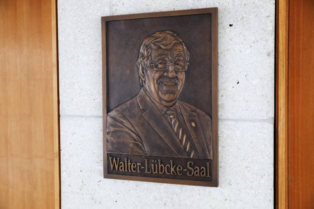 Zum Gedenken an dem am 2. Juni 2019 mutmasslich von einem Rechtsextremisten ermordeten Kasseler Regierungspraesidenten Walter Luebcke (Lübcke) wurde am Freitag (21.08.2020) vor dem grossen Sitzungssaal eine Bronzetafel mit dem Konterfei des Verstorbenen enthuellt, die der aus Afghanistan stammende Kuenstler Berahna Massoum geschaffen hat. Zugleich wurde der Saal in Walter-Luebcke-Saal umbenannt. (Siehe epd-Meldung vom 21.08.2020) Bronzetafel erinnert an Walter Luebcke