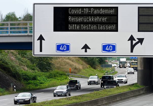 Bilder des Jahres 2020, News 08 August News Themen der Woche KW34 News Bilder des Tages Dortmund, 21.8.2020: Aufforderung an Reiserückkehrer, sich aufgrund der Covid-19-Pandemie auf das Coronavirus testen zu lassen. Schilderbrücke auf der Autobahn A40 im Bereich Dortmund *** Dortmund, 21 8 2020 Invitation to travel returnees to have themselves tested for the corona virus due to the Covid 19 pandemic Sign gantry on the A40 motorway in the Dortmund area