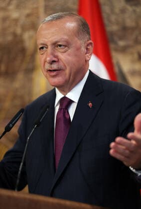 Türkei, Präsident Erdogan verkündet in Istanbul den größten Erdgasfund der türkischen Geschichte (200821) -- ISTANBUL, Aug. 21, 2020 () -- Turkish President Recep Tayyip Erdogan delivers a televised speech in Istanbul, Turkey, on Aug. 21, 2020. Erdogan on Friday announced that his country, which is almost entirely reliant on imports to meet its energy needs, found significant natural gas resources in the Black Sea. () TURKEY-ISTANBUL-PRESIDENT-NATURAL GAS RESOURCES-DISCOVERY Xinhua 