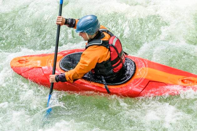 Kajak-Sportler auf einer künstlichen Wildwasser-Strecke Drei Kajaker haben Spaß im künstlichen Wildwasser auf dem Eiskanal in Augsburg. Die Olympiastrecke von 1972 ist eine Herausforderung für jeden begeisterten Kajakfahrer. Kajaking auf dem Eiskanal Augsburg Eiskanal Bayern Deutschland *** Kayak athletes on an artificial whitewater course Three kayakers have fun in artificial whitewater on the ice canal in Augsburg The 1972 Olympic course is a challenge for every enthusiastic kayaker Kayaking on the ice canal Augsburg Eiskanal Bayern Deutschland