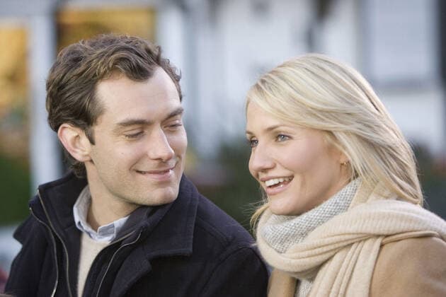 CAMERON DIAZ and JUDE LAW star as Amanda and Graham in THE HOLIDAY. THE HOLIDAY JUDE LAW, CAMERON DIAZ Date: 2006. Strictly editorial use only in conjunction with the promotion of the film. Credit line mandatory. This image is copyright of the film company and is supplied under the terms of issue as film still. No commercial or book cover use permitted without prior consent from the film company.  Mandatory credit line: Image courtesy Copyright: 2006 Universal Studios. ALL RIGHTS RESERVE Ronald Grant Archive Mary Evans