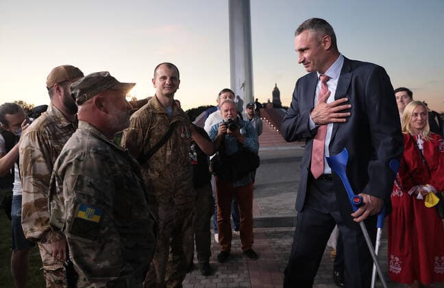 KYIV, UKRAINE - AUGUST 22, 2020 - Kyiv city head Vitali Klitschko (R) meets ATO JFO veterans during the ceremony of hoisting the largest Ukrainian flag (16 by 24 metres) on the 90m(295ft) tall flagpole at the National Museum of the History of Ukraine in WWII Memorial Complex, Kyiv, capital of Ukraine. Largest Ukrainian flag raised in Kyiv  Copyright: xHennadiixMinchenkox