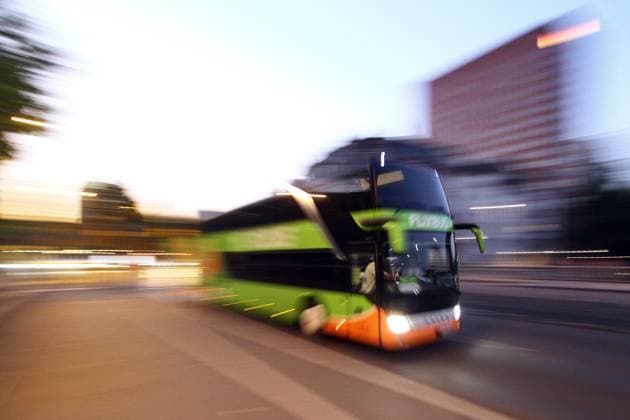 Fernbus der Gesellschaft Flixbus fährt am Abend in der Innenstadt Frankfurt, Hessen, Deutschland *** Long distance bus of the company Flixbus runs in the evening in the city centre of Frankfurt, Hesse, Germany