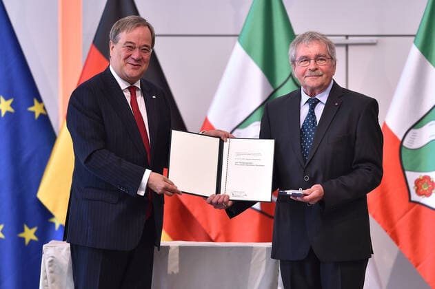 Verleihung des Verdienstordens des Landes Nordrhein-Westfalen am 23.08.2020 in der Flora Köln in Köln an Dr. Johannes Georg Bednorz Armin Laschet ( Ministerpräsident Nordrhein-Westfalen ), links - Dr. Johannes Georg Bednorz, rechts