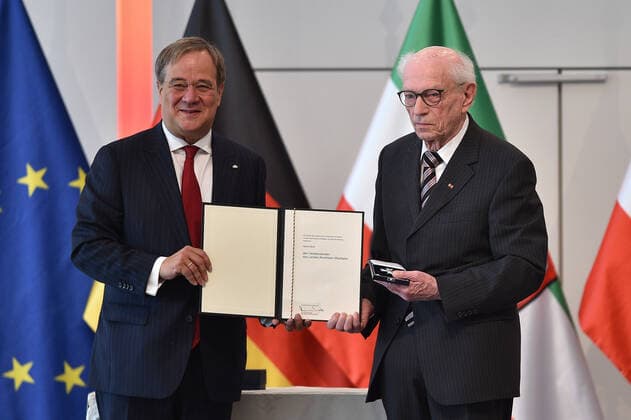 Verleihung des Verdienstordens des Landes Nordrhein-Westfalen am 23.08.2020 in der Flora Köln in Köln an Helmut Brühl Armin Laschet ( Ministerpräsident Nordrhein-Westfalen ), links - Helmut Brühl, rechts