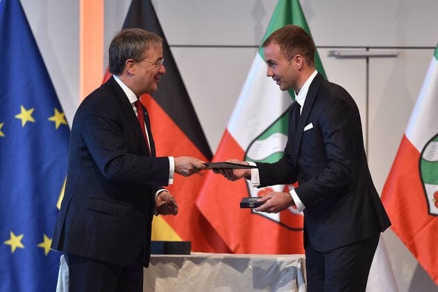 Verleihung des Verdienstordens des Landes Nordrhein-Westfalen am 23.08.2020 in der Flora Köln in Köln an Mario Götze Armin Laschet ( Ministerpräsident Nordrhein-Westfalen ), links - Mario Götze, rechts
