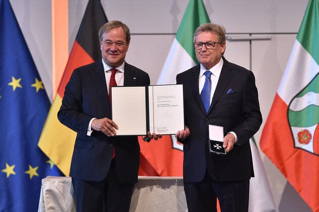 Verleihung des Verdienstordens des Landes Nordrhein-Westfalen am 23.08.2020 in der Flora Köln in Köln an Prof. Dr. Dieter Häussinger Armin Laschet ( Ministerpräsident Nordrhein-Westfalen ), links - Prof. Dr. Dieter Häussinger, rechts