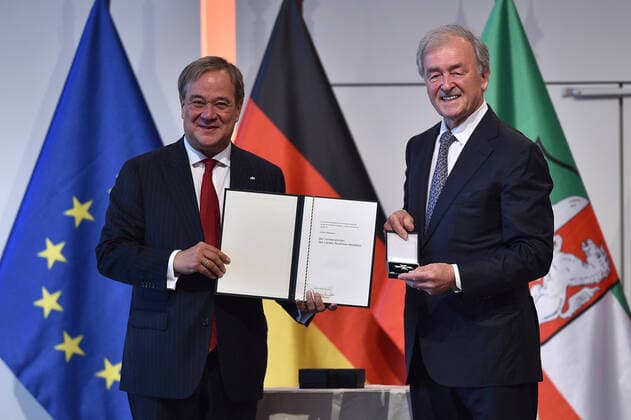 Verleihung des Verdienstordens des Landes Nordrhein-Westfalen am 23.08.2020 in der Flora Köln in Köln an Jochen Kienbaum Armin Laschet ( Ministerpräsident Nordrhein-Westfalen ), links - Jochen Kienbaum, rechts