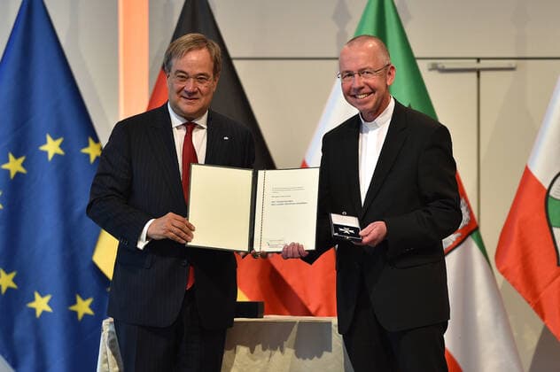 Verleihung des Verdienstordens des Landes Nordrhein-Westfalen am 23.08.2020 in der Flora Köln in Köln an Monsignore Peter Kossen Armin Laschet ( Ministerpräsident Nordrhein-Westfalen ), links - Monsignore Peter Kossen, rechts