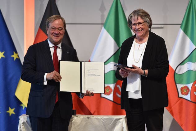 Verleihung des Verdienstordens des Landes Nordrhein-Westfalen am 23.08.2020 in der Flora Köln in Köln an Ruth Kühn Armin Laschet ( Ministerpräsident Nordrhein-Westfalen ), links - Ruth Kühn, rechts