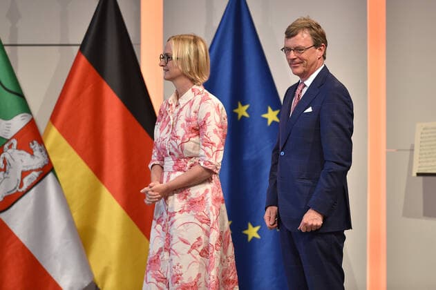 Verleihung des Verdienstordens des Landes Nordrhein-Westfalen am 23.08.2020 in der Flora Köln in Köln Maria Prinzessin zur Lippe, links - Stephan Prinz zur Lippe, rechts