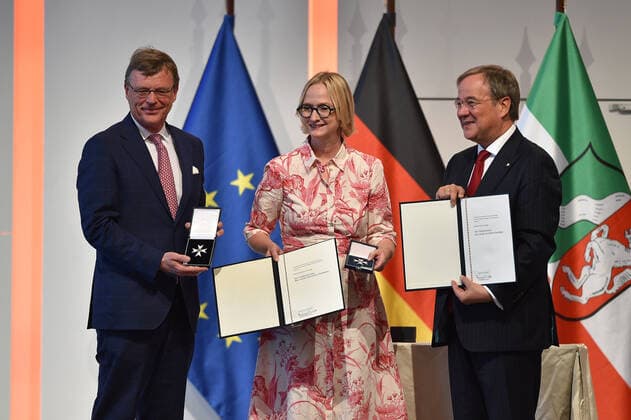 Verleihung des Verdienstordens des Landes Nordrhein-Westfalen am 23.08.2020 in der Flora Köln in Köln Stephan Prinz zur Lippe, links - Maria Prinzessin zur Lippe, mitte - Armin Laschet ( Ministerpräsident Nordrhein-Westfalen ), rechts