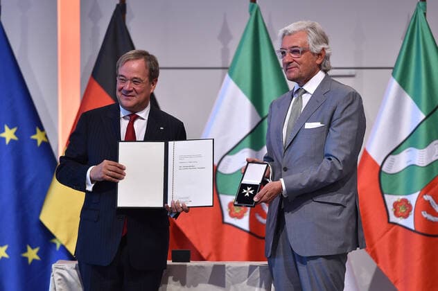 Verleihung des Verdienstordens des Landes Nordrhein-Westfalen am 23.08.2020 in der Flora Köln in Köln an Prof. Dr. h. c. Walter Smeling Armin Laschet ( Ministerpräsident Nordrhein-Westfalen ), links - Prof. Dr. h. c. Walter Smeling, rechts