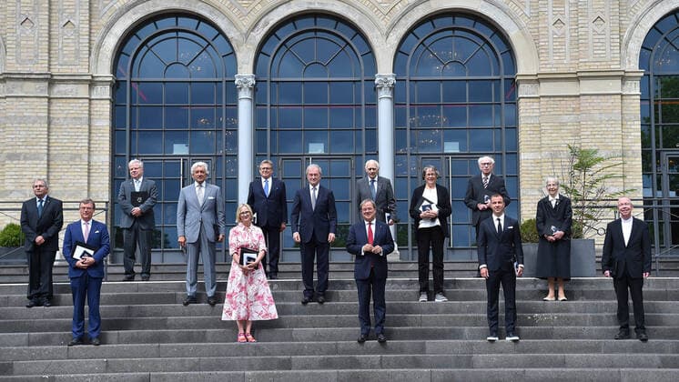 Bilder des Jahres 2020, News 08 August News Themen der Woche KW34 News Bilder des Tages Verleihung des Verdienstordens des Landes Nordrhein-Westfalen am 23.08.2020 in der Flora Köln in Köln Gruppenfoto Obere Reihe V.l.n.r.: Prof. Dr. Reinhold Ewald, Prof. Dr. Dieter Häussinger, Hans-Günther Fascies, Helmut Brühl Mittlere Reihe V.l.n.r.: Dr. Johannes Georg Bednorz, Prof. Dr. h. c. Walter Smeling, Jochen Kienbaum, Ruth Kühn, Erika Meyer zu Drewer Untere Reihe V.l.n.r.: Stephan Prinz zur Lippe, Maria Prinzessin zur Lippe, Armin Laschet ( Ministerpräsident Nordrhein-Westfalen ), Mario Götze, Monsignore Peter Kossen *** Award of the Order of Merit of the State of North Rhine-Westphalia on 23 08 2020 at the Flora Köln in Cologne Group photo Upper row V l n r Prof Dr Reinhold Ewald, Prof Dr Dieter Häussinger, Hans Günth xHDx
