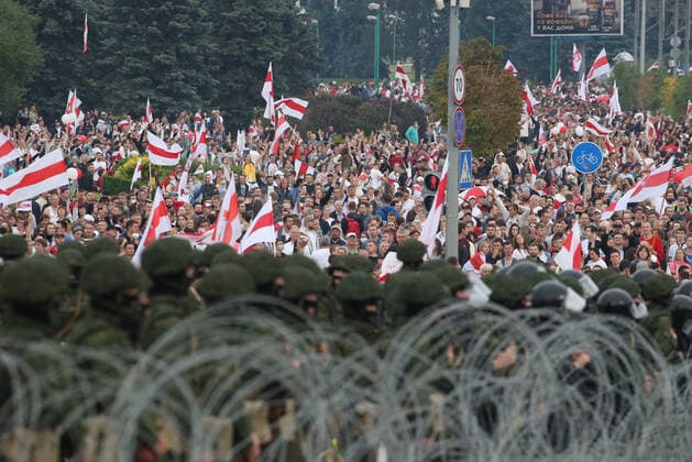 Bilder des Jahres 2020, News 08 August News Themen der Woche KW34 News Bilder des Tages MINSK, BELARUS - AUGUST 23, 2020: Police officers and participants in an opposition rally by the Independence Palace. The political crisis that arose amid the announcement of the 2020 Belarusian presidential election results on August 9, continues in Belarus; mass protests against the election results have been hitting major cities across Belarus resulting in violent clashes with the police. Natalia Fedosenko TASS  TS0E4650