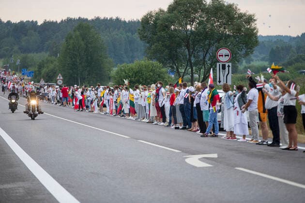 Bilder des Jahres 2020, News 08 August News Themen der Woche KW34 News Bilder des Tages 2020-08-23 Vilnius Lithuania. People make human chain from Vilnius to Belarus border in support of Belarus people protests against Lukashenko on the 31st anniversary of the Baltic Way Vilnius Lithuania  Copyright: xRokasxLukoseviciusx belarus lithuania freedom way