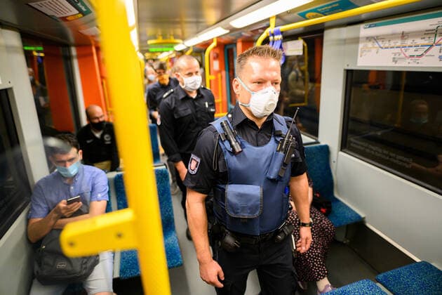 Corona-Polizei überprüft Maskenpflicht 19.08.2020 Frankfurt x1x Auf Streife mit der Corona-Polizei von Stadtpolizei und VGF. Im Bild: Mitarbeiter der Stadtpolizei und Sicherheit und Service der VGF kontrollieren die Einhaltung der Maskenpflicht in der U-Bahn Linie U4. Frankfurt Frankfurt Hessen Germany