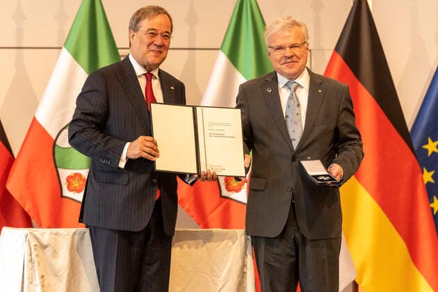Verleihung des Landesverdienstordens Nordrhein-Westfalen am 23. August 2020 in der Flora Köln. Ordensträger Prof. Dr. Reinhold Ewald nimmt von NRW-Ministerpräsident den Orden entgegen. Der in Moskau ausgebildete Raumfahrer nahm an der deutsch-russischen Mission MIR 97 teil und lehrt seit 2015 Astronautik und Raumstationen in Stuttgart. Laschet zeichnete am 23. August 2020 in der Flora in Köln vierzehn Persönlichkeiten für ihr außerordentliches Engagement für die Gesellschaft mit dem Verdienstorden des Landes Nordrhein-Westfalen aus. Köln Nordrhein-Westfalen Deutschland
