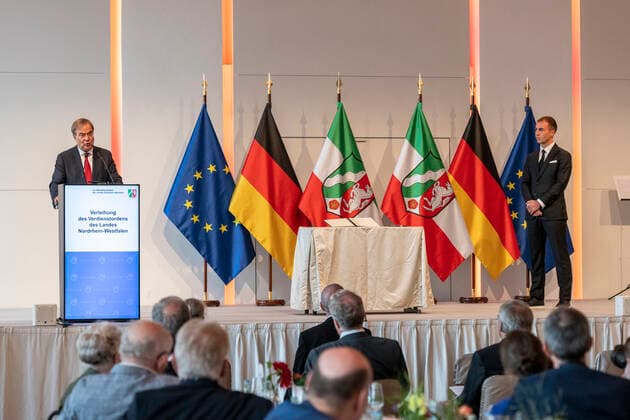 Verleihung des Landesverdienstordens Nordrhein-Westfalen am 23. August 2020 in der Flora Köln. Ordensträger Mario Götze auf der Bühne. Der Fußballprofi schoss nicht nur die Deutsche Nationalmannschaft in Südamerika zum Weltmeistertitel. Er engagiert sich im sozialen Bereich seit Jahren für international tätige Vereine und Stiftungen. Laschet zeichnete am 23. August 2020 in der Flora in Köln vierzehn Persönlichkeiten für ihr außerordentliches Engagement für die Gesellschaft mit dem Verdienstorden des Landes Nordrhein-Westfalen aus. Köln Nordrhein-Westfalen Deutschland
