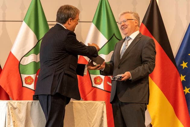 Verleihung des Landesverdienstordens Nordrhein-Westfalen am 23. August 2020 in der Flora Köln. Ordensträger Prof. Dr. Reinhold Ewald nimmt von NRW-Ministerpräsident den Orden entgegen. Der in Moskau ausgebildete Raumfahrer nahm an der deutsch-russischen Mission MIR 97 teil und lehrt seit 2015 Astronautik und Raumstationen in Stuttgart. Laschet zeichnete am 23. August 2020 in der Flora in Köln vierzehn Persönlichkeiten für ihr außerordentliches Engagement für die Gesellschaft mit dem Verdienstorden des Landes Nordrhein-Westfalen aus. Köln Nordrhein-Westfalen Deutschland