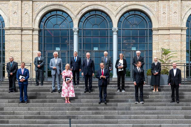 Verleihung des Landesverdienstordens Nordrhein-Westfalen am 23. August 2020 in der Flora Köln. Die Ordensträger nach der Verleihung mit NRW-Ministerpräsident Armin Laschet auf der Freitreppe des Palais in der Flora zu Köln. Laschet zeichnete am 23. August 2020 in der Flora in Köln vierzehn Persönlichkeiten für ihr außerordentliches Engagement für die Gesellschaft mit dem Verdienstorden des Landes Nordrhein-Westfalen aus. Köln Nordrhein-Westfalen Deutschland