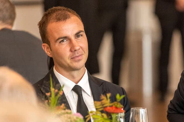 Verleihung des Landesverdienstordens Nordrhein-Westfalen am 23. August 2020 in der Flora Köln. Ordensträger Mario Götze beim Pubvlikum vor der Ordensverleihung. Der Fußballprofi schoss nicht nur die Deutsche Nationalmannschaft in Südamerika zum Weltmeistertitel. Er engagiert sich im sozialen Bereich seit Jahren für international tätige Vereine und Stiftungen. Laschet zeichnete am 23. August 2020 in der Flora in Köln vierzehn Persönlichkeiten für ihr außerordentliches Engagement für die Gesellschaft mit dem Verdienstorden des Landes Nordrhein-Westfalen aus. Köln Nordrhein-Westfalen Deutschland