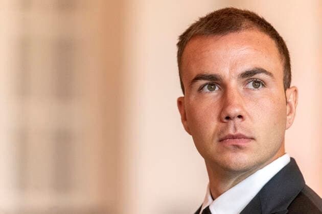 Verleihung des Landesverdienstordens Nordrhein-Westfalen am 23. August 2020 in der Flora Köln. Ordensträger Mario Götze beim Pubvlikum vor der Ordensverleihung. Der Fußballprofi schoss nicht nur die Deutsche Nationalmannschaft in Südamerika zum Weltmeistertitel. Er engagiert sich im sozialen Bereich seit Jahren für international tätige Vereine und Stiftungen. Laschet zeichnete am 23. August 2020 in der Flora in Köln vierzehn Persönlichkeiten für ihr außerordentliches Engagement für die Gesellschaft mit dem Verdienstorden des Landes Nordrhein-Westfalen aus. Köln Nordrhein-Westfalen Deutschland