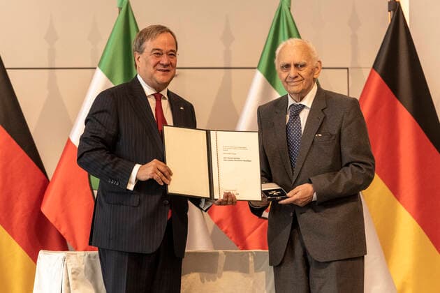 Verleihung des Landesverdienstordens Nordrhein-Westfalen am 23. August 2020 in der Flora Köln. Ordensträger Hans Günther Fascies bekommt von NRW-Ministerpräsident den Orden überreicht. Fascies ist leidenschaftlicher Wanderer und seit Jahrzehnten in der Heimatpflege aktiv. Er ist Vorsitzender des Heimatvereins Sendenhorst und erforscht als solcher die Geschichte der Region. Laschet zeichnete am 23. August 2020 in der Flora in Köln vierzehn Persönlichkeiten für ihr außerordentliches Engagement für die Gesellschaft mit dem Verdienstorden des Landes Nordrhein-Westfalen aus. Köln Nordrhein-Westfalen Deutschland