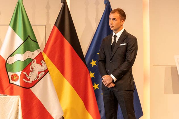 Verleihung des Landesverdienstordens Nordrhein-Westfalen am 23. August 2020 in der Flora Köln. Ordensträger Mario Götze auf der Bühne. Der Fußballprofi schoss nicht nur die Deutsche Nationalmannschaft in Südamerika zum Weltmeistertitel. Er engagiert sich im sozialen Bereich seit Jahren für international tätige Vereine und Stiftungen. Laschet zeichnete am 23. August 2020 in der Flora in Köln vierzehn Persönlichkeiten für ihr außerordentliches Engagement für die Gesellschaft mit dem Verdienstorden des Landes Nordrhein-Westfalen aus. Köln Nordrhein-Westfalen Deutschland
