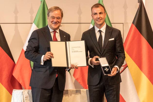Verleihung des Landesverdienstordens Nordrhein-Westfalen am 23. August 2020 in der Flora Köln. Ordensträger Mario Götze erhält von NRW-Ministerpräsident Armin Laschet den Orden überreicht. Der Fußballprofi schoss nicht nur die Deutsche Nationalmannschaft in Südamerika zum Weltmeistertitel. Er engagiert sich im sozialen Bereich seit Jahren für international tätige Vereine und Stiftungen. Laschet zeichnete am 23. August 2020 in der Flora in Köln vierzehn Persönlichkeiten für ihr außerordentliches Engagement für die Gesellschaft mit dem Verdienstorden des Landes Nordrhein-Westfalen aus. Köln Nordrhein-Westfalen Deutschland