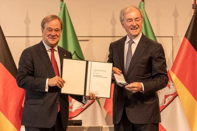 Verleihung des Landesverdienstordens Nordrhein-Westfalen am 23. August 2020 in der Flora Köln. Ordensträger Jochen Kienbaum auf der Bühne erhält von NRW-Ministerpräsident den Orden überreicht. Der Unternehmensberater unterstützt einen Verein zur zur Beratung von Mädchen und Jungen, die Opfer von Gewalt geworden sind. Laschet zeichnete am 23. August 2020 in der Flora in Köln vierzehn Persönlichkeiten für ihr außerordentliches Engagement für die Gesellschaft mit dem Verdienstorden des Landes Nordrhein-Westfalen aus. Köln Nordrhein-Westfalen Deutschland