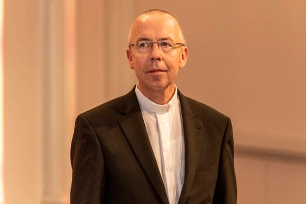 Verleihung des Landesverdienstordens Nordrhein-Westfalen am 23. August 2020 in der Flora Köln. Ordensträger Monsignore Peter Kossen auf der Bühne. Kossen kämpft seit Jahren gegen menschenunwürdige Arbeitsbedingungen für Menschenwürde und Gerechtigkeit. Laschet zeichnete am 23. August 2020 in der Flora in Köln vierzehn Persönlichkeiten für ihr außerordentliches Engagement für die Gesellschaft mit dem Verdienstorden des Landes Nordrhein-Westfalen aus. Köln Nordrhein-Westfalen Deutschland