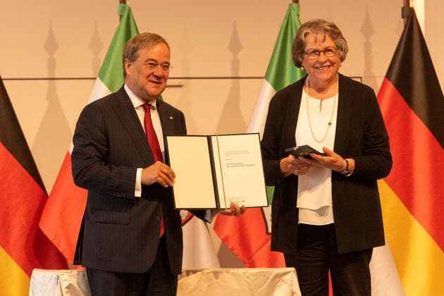 Verleihung des Landesverdienstordens Nordrhein-Westfalen am 23. August 2020 in der Flora Köln. Ordensträgerin Ruth Kühn erhält von NRW-Ministerpräsident den Orden überreicht. Sie engagiert sich seit vielen Jahrzehnten in vielen Ehrenämtern im kirchlich-karitativen Bereich, insbesondere in der Obdachlosen- und Flüchtlingshilfe. Laschet zeichnete am 23. August 2020 in der Flora in Köln vierzehn Persönlichkeiten für ihr außerordentliches Engagement für die Gesellschaft mit dem Verdienstorden des Landes Nordrhein-Westfalen aus. Köln Nordrhein-Westfalen Deutschland