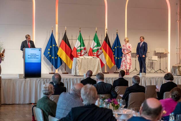 Verleihung des Landesverdienstordens Nordrhein-Westfalen am 23. August 2020 in der Flora Köln. Das Paar Maria Prinzessin zur Lippe und Stephan Prinz zur Lippe auf der Bühne. Die beiden engagieren sich in hervorragender Weise für das Rote Kreuz sowie in sozialen und kulturellen Organisationen. Laschet zeichnete am 23. August 2020 in der Flora in Köln vierzehn Persönlichkeiten für ihr außerordentliches Engagement für die Gesellschaft mit dem Verdienstorden des Landes Nordrhein-Westfalen aus. Köln Nordrhein-Westfalen Deutschland