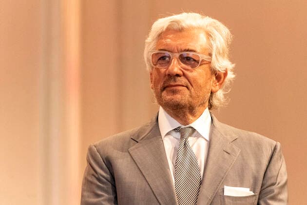 Verleihung des Landesverdienstordens Nordrhein-Westfalen am 23. August 2020 in der Flora Köln. Prof. Dr. h.c. Walter Smerling auf der Bühne. Er ist der Leiter des Museums Küppersmühle für Moderne Kunst in Duisburg und macht sich mit verschiedenen Kunstaktionen um die Kulturlandschaft Nordrhein-Westfalen und den künstlerischen Nachwuchs verdient. Laschet zeichnete am 23. August 2020 in der Flora in Köln vierzehn Persönlichkeiten für ihr außerordentliches Engagement für die Gesellschaft mit dem Verdienstorden des Landes Nordrhein-Westfalen aus. Köln Nordrhein-Westfalen Deutschland