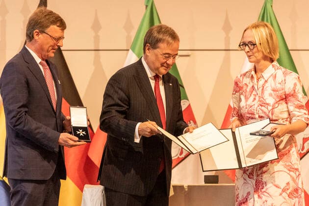 Verleihung des Landesverdienstordens Nordrhein-Westfalen am 23. August 2020 in der Flora Köln. Maria Prinzessin zur Lippe und Stephan Prinz zur Lippe erhalten von NRW-Ministerpräsident den Orden überreicht. Die beiden engagieren sich in hervorragender Weise für das Rote Kreuz sowie in sozialen und kulturellen Organisationen. Laschet zeichnete am 23. August 2020 in der Flora in Köln vierzehn Persönlichkeiten für ihr außerordentliches Engagement für die Gesellschaft mit dem Verdienstorden des Landes Nordrhein-Westfalen aus. Köln Nordrhein-Westfalen Deutschland