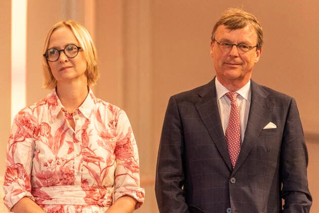 Verleihung des Landesverdienstordens Nordrhein-Westfalen am 23. August 2020 in der Flora Köln. Das Paar Maria Prinzessin zur Lippe und Stephan Prinz zur Lippe auf der Bühne. Die beiden engagieren sich in hervorragender Weise für das Rote Kreuz sowie in sozialen und kulturellen Organisationen. Laschet zeichnete am 23. August 2020 in der Flora in Köln vierzehn Persönlichkeiten für ihr außerordentliches Engagement für die Gesellschaft mit dem Verdienstorden des Landes Nordrhein-Westfalen aus. Köln Nordrhein-Westfalen Deutschland