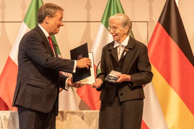 Verleihung des Landesverdienstordens Nordrhein-Westfalen am 23. August 2020 in der Flora Köln. Ordensträgerin Erika Meyer zu Drewer erhält von NRW-Ministerpräsident den Orden überreicht. Insbesondere die Hilfe für Kinder aus sozial schwächeren Familien sind ihr seit über einem halben Jahrhundert ein Herzensanliegen. Sie gründete unter anderem in Meckenheim das Kinderbildungswerk. Laschet zeichnete am 23. August 2020 in der Flora in Köln vierzehn Persönlichkeiten für ihr außerordentliches Engagement für die Gesellschaft mit dem Verdienstorden des Landes Nordrhein-Westfalen aus. Köln Nordrhein-Westfalen Deutschland