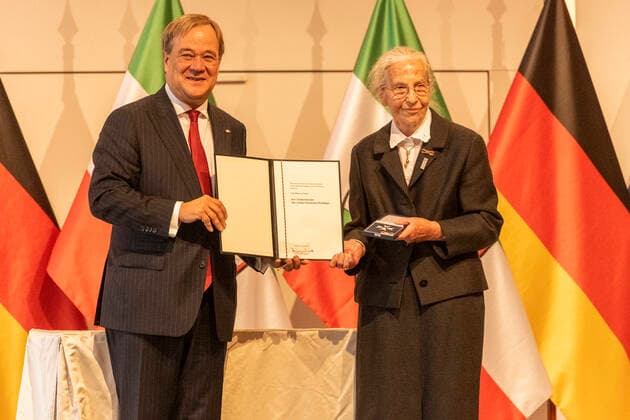 Verleihung des Landesverdienstordens Nordrhein-Westfalen am 23. August 2020 in der Flora Köln. Ordensträgerin Erika Meyer zu Drewer erhält von NRW-Ministerpräsident den Orden überreicht. Insbesondere die Hilfe für Kinder aus sozial schwächeren Familien sind ihr seit über einem halben Jahrhundert ein Herzensanliegen. Sie gründete unter anderem in Meckenheim das Kinderbildungswerk. Laschet zeichnete am 23. August 2020 in der Flora in Köln vierzehn Persönlichkeiten für ihr außerordentliches Engagement für die Gesellschaft mit dem Verdienstorden des Landes Nordrhein-Westfalen aus. Köln Nordrhein-Westfalen Deutschland