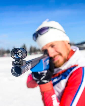 Wintersportler beim Biathlon Freizeit-Biathleten beim Schießen mit einem Lasergewehr an einem kalten und sonnigen Wintertag Biathlet Sulzberg Nordic Zentrum Vorarlberg Österreich *** Winter sportsmen at the biathlon Leisure biathletes shooting with a laser rifle on a cold and sunny winter day Biathlet Sulzberg Nordic Center Vorarlberg Austria