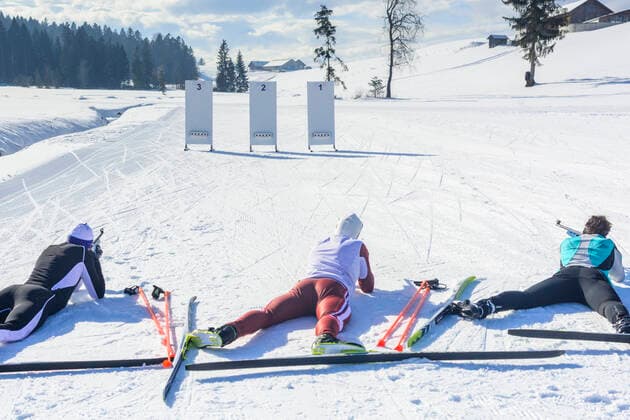 Wintersportler beim Biathlon Freizeit-Biathleten beim Schießen mit einem Lasergewehr an einem kalten und sonnigen Wintertag Biathleten schießen im Liegendanschlag Sulzberg Nordic Zentrum Vorarlberg Österreich *** Winter sportsmen at the biathlon Leisure time Biathletes shooting with a laser rifle on a cold and sunny winter day Biathletes shooting in prone position Sulzberg Nordic Center Vorarlberg Austria