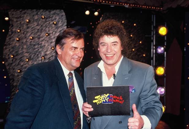 Sänger Tony Marshall posiert mit Produzent Wolfgang Penk (l) in der Tony Marshall Show am 16.02.1992 *** Singer Tony Marshall poses with producer Wolfgang Penk l in the Tony Marshall Show on 16 02 1992